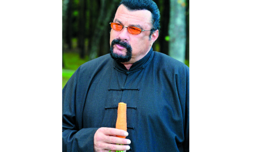 Presidente regala zanahorias a Steven Seagal