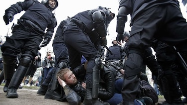 Más de mil arrestados en protestas contra Vladimir Putin en Rusia