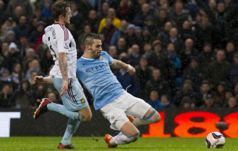 Negredo marca tres goles para encarrilar el pase del City a la final