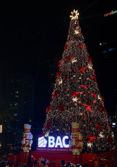 Town Center Costa del Este celebró su encendido navideño con un gran show y la magia del Ballet Nacional