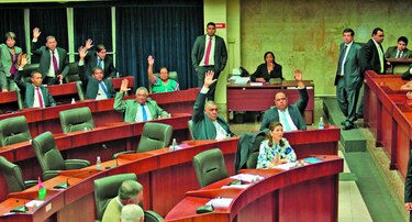 Enconada lucha por el poder en la Asamblea Nacional