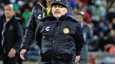 Maradona se sometió con éxito a cirugía de una rodilla en Argentina
