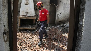 Rescatistas buscan desaparecidos en los incendios en Grecia