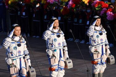 Astronautas chinos regresaron a la Tierra tras misión espacial de 90 días