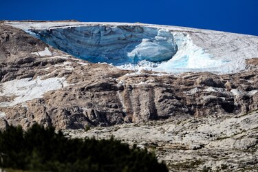 Primer ministro de Italia vincula el derrumbe de glaciar en los Alpes al cambio climático