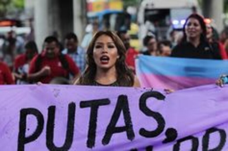 Detienen a sexoservidoras durante marcha para pedir respeto