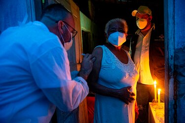 Estados Unidos supera los 400 mil muertos por Covid-19 y el mundo endurece medidas