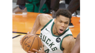 Bucks buscan coronarse esta noche en su propia cancha