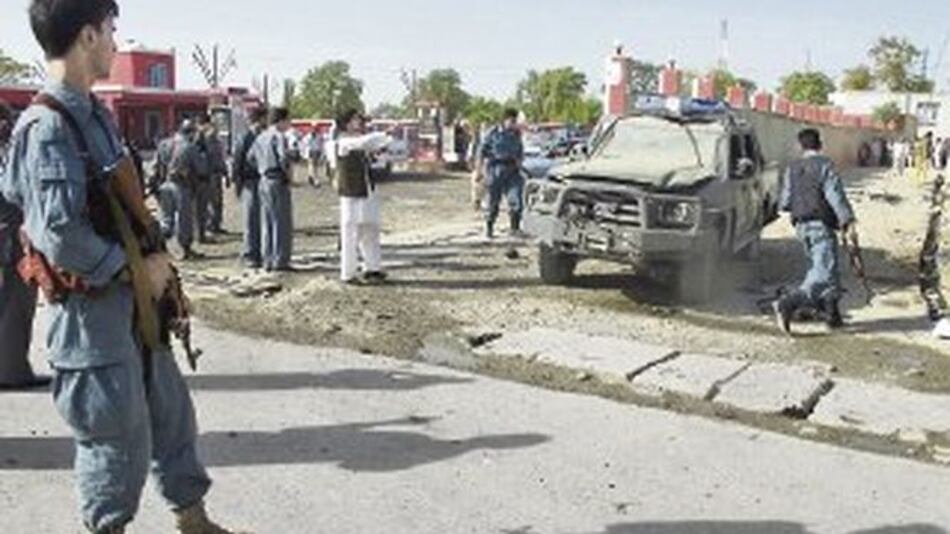 Bomba caminera mata a policías