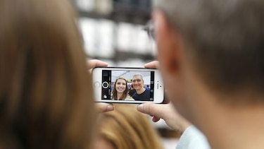 Desmantelan compañía china que producía iPhones falsos