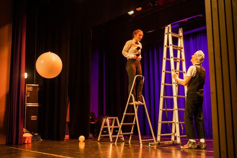 Qué aprendió la periodista que diseñó un experimento para cambiar su personalidad y ser más feliz