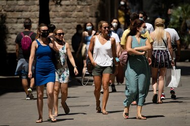 La mascarilla ya no es obligatoria en las calles españolas, pero la prudencia es de rigor