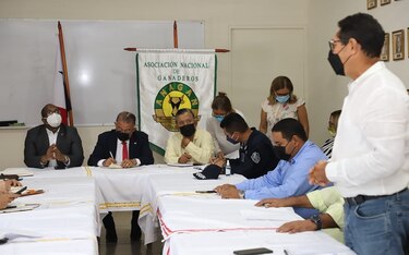 Procurador se compromete especializar a fiscales en delitos pecuarios durante reunión con ganaderos y ministro del MIDA