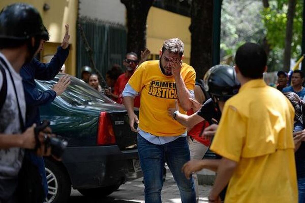 Chavistas golpean a botellazos en la cabeza al diputado opositor Juan Requesens