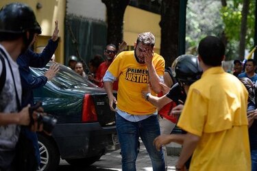 Chavistas golpean a botellazos en la cabeza al diputado opositor Juan Requesens