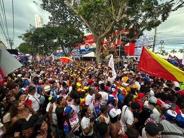 El balance de los cierres de campaña: discursos, música, hoteles y plazas públicas