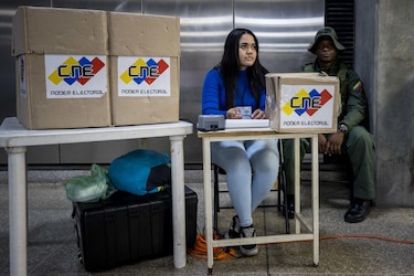 Comienzan a abrir los centros electorales en Venezuela 