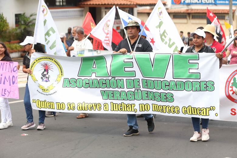 Trabajadores, docentes, grupos sindicales, marcharon este 1 de mayo en medio de una huelga