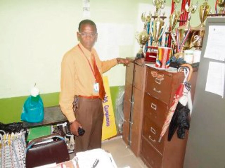 Hurtan instrumentos musicales, dinero y celulares en colegio