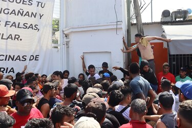 Migrantes bloquean calles para presionar por permisos temporales en sur de México