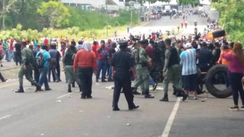 Reabren frontera en Paso Canoas; al menos 10 personas detenidas