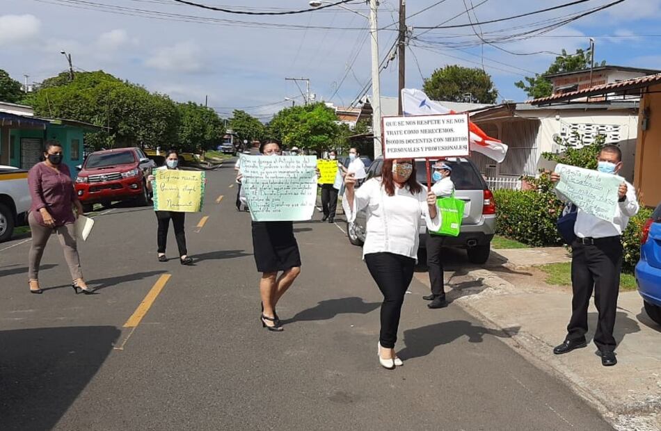 Docentes del Colegio Papa Francisco reclaman pago de salarios