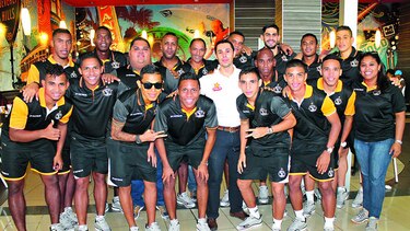 Carl’s Jr.® y el Tauro FC renuevan contrato