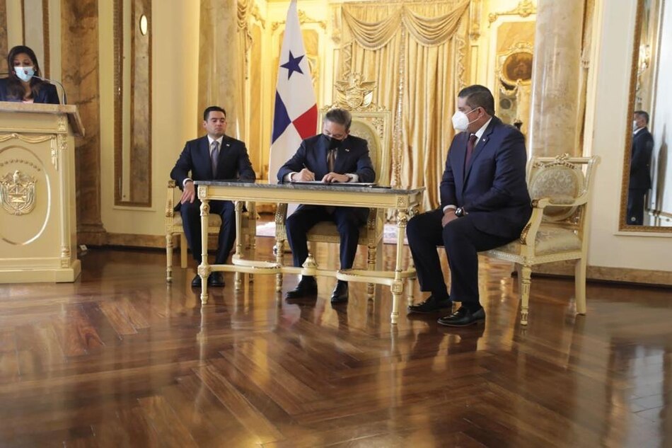 Cortizo firma los decretos que reglamentan la ley del uso del cannabis medicinal