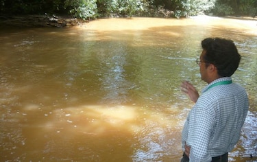 Investigan posible contaminación del río Estivaná en Los Santos
