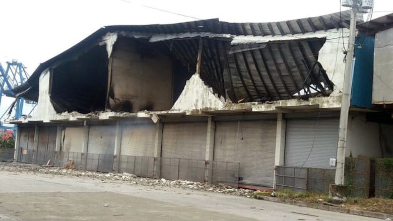 Bomberos investigan incendio en France Field