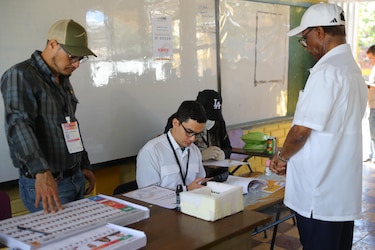 Los hondureños salen a votar en una jornada crucial para su frágil democracia