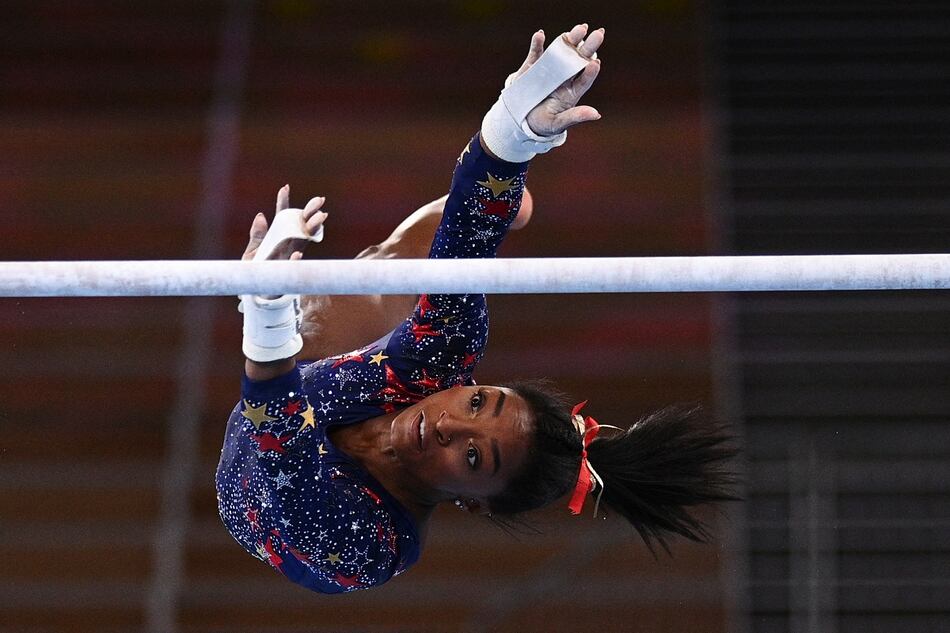 Simone Biles logra el pase a todas las finales pese a errores inhabituales