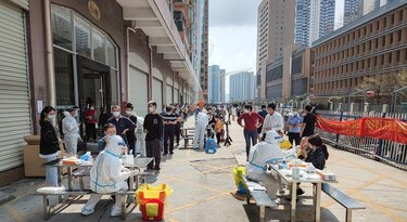 La bolsa de Hong Kong y el crudo se hunden por rebrote de coronavirus en China