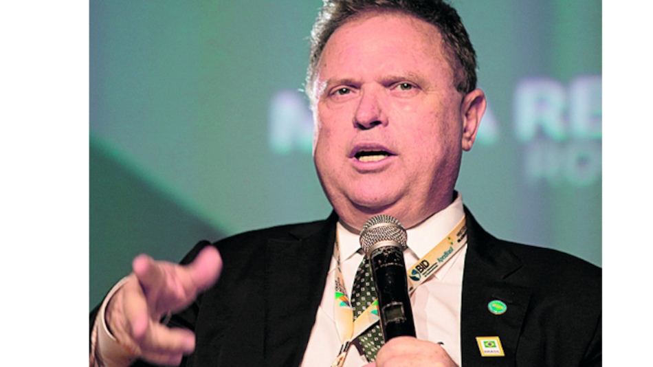 Ministro beneficia a familia