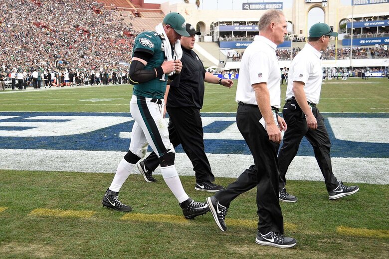 Eagles pierden a Wentz por el resto de la temporada por lesión