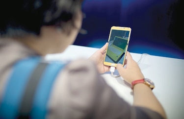 China enseña a jubilados a usar un ‘smartphone’