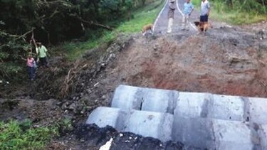 Lluvias causan daño a carretera en Coclé