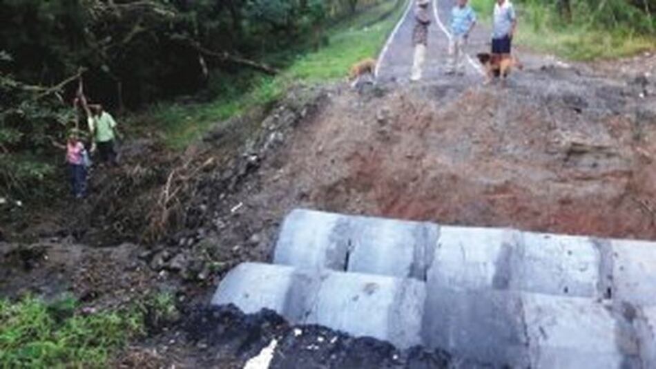 Lluvias causan daño a carretera en Coclé