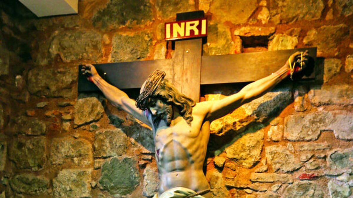 Durante cada visita hay una oración distinta. El Santísimo Sacramento es expuesto para la adoración de los fieles hasta la medianoche.