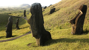 ‘Algún día volverán al océano’: la lenta destrucción de los moái en la Isla de Pascua
