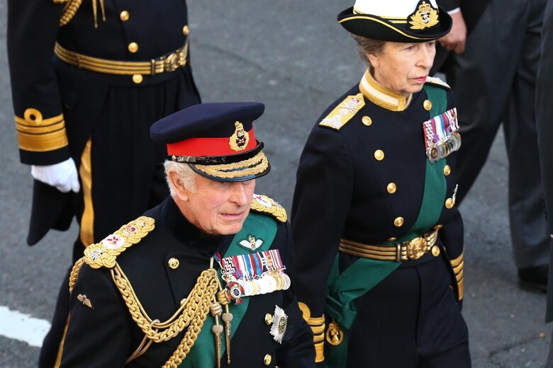 El cortejo con los restos de Isabel II sale del palacio de Edimburgo y llega a la catedral de St. Giles