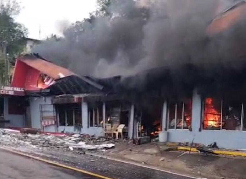 Incendio consume local comercial en Río Sereno, Chiriquí, en la frontera con Costa Rica