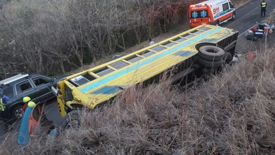 Al menos 32 personas heridas al volcarse bus en San Roquito de Olá