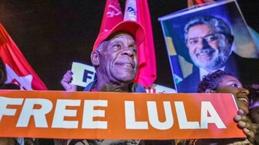 Danny Glover visita campamento pro Lula en Brasil