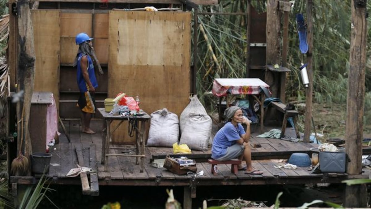 Tifón derriba viviendas al iniciar devastador recorrido en Filipinas