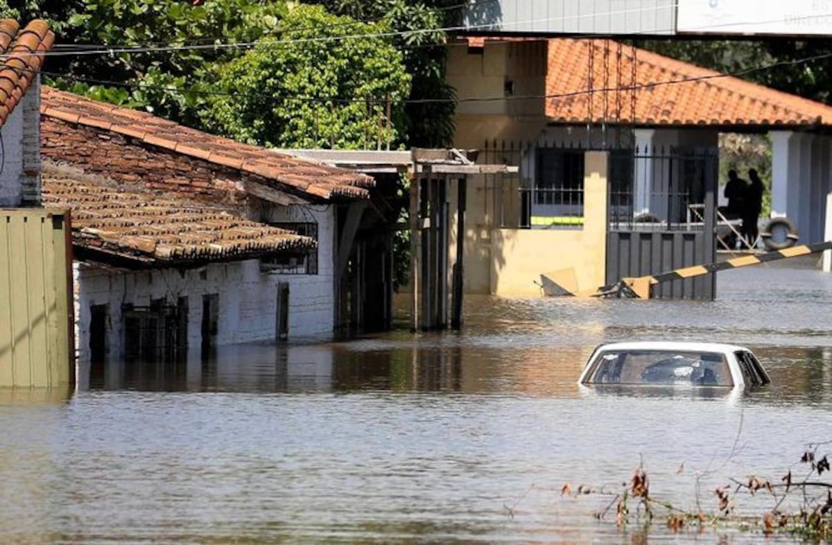 Miles de desplazados por inundaciones en el Cono Sur