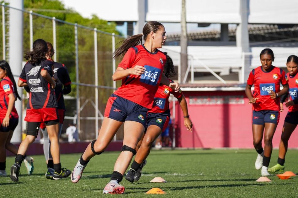 Víctor Suárez presentó a sus 21 guerreras