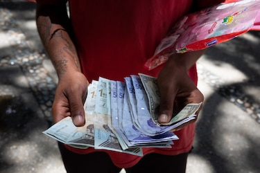 $240, el nuevo ingreso mínimo integral de trabajadores venezolanos anunciado por Delcy Rodríguez