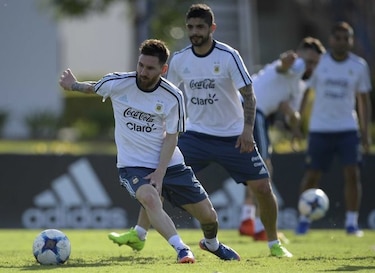 Messi se suma al equipo argentino para dos cruciales duelos