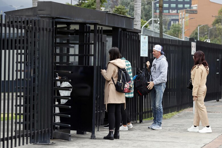 Impasse diplomático entre Petro y Trump deja a colombianos y venezolanos en el limbo por citas de visa